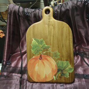 Cutting board with decorative pumpkin motif